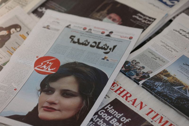&copy; Reuters. الصفحة الأولى لصحيفة تحمل صورة مهسا أميني في طهران يوم 18 سبتمبر أيلول 2022. صورة لرويترز من وكالة أنباء غرب آسيا.