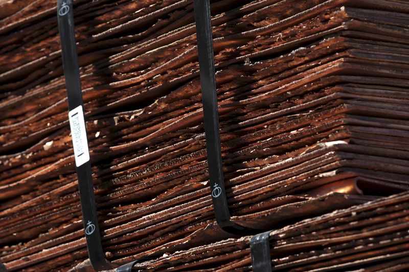 &copy; Reuters. Imagen de archivo de cátodos de cobre en la mina de cobre a cielo abierto de Chuquicamata, propiedad de la empresa estatal chilena Codelco, cerca de la ciudad de Calama