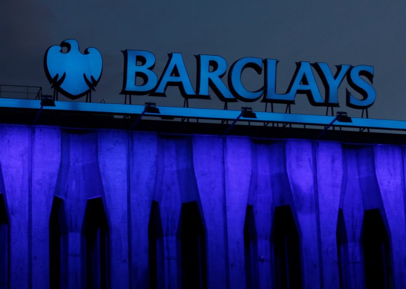 &copy; Reuters. Le logo de Barclays est visible sur le dessus de l'une de ses succursales à Madrid. /Photo prise le 22 mars 2016/REUTERS/Sergio Perez