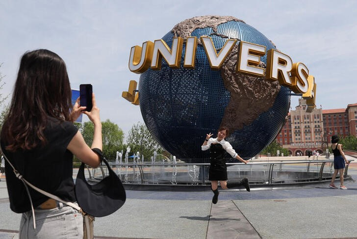 &copy; Reuters. Imagen de archivo de turistas tomándose fotos en el parque temático Universal Resort de Pekín, China. 25 junio 2022. REUTERS/Tingshu Wang