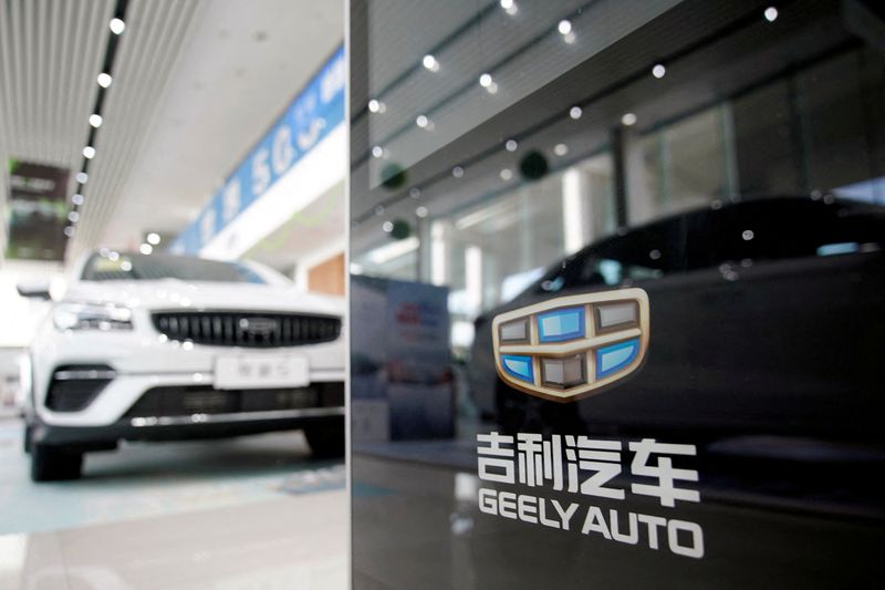 &copy; Reuters. FILE PHOTO: The Geely logo is seen at a car dealership in Shanghai, China August 17, 2021.  REUTERS/Aly Song