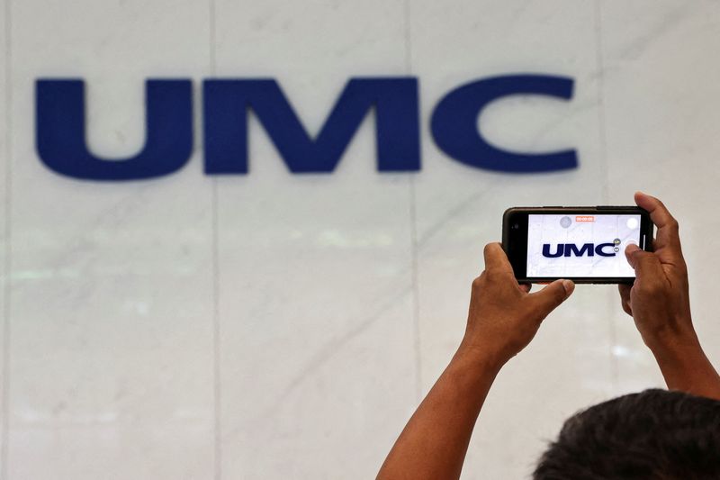 &copy; Reuters. FILE PHOTO: A member of the media takes video of United Microelectronics Corporation (UMC) logo at the company’s offices at Hsinchu Science Park in Hsinchu, Taiwan, September 16, 2022.  REUTERS/Ann Wang