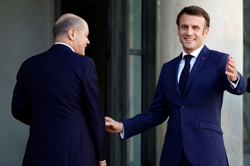© Reuters. French President Emmanuel Macron welcomes German Chancellor Olaf Scholz before a meeting at the Elysee Palace in Paris, France, October 26, 2022.  REUTERS/Sarah Meyssonnier
