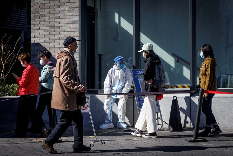 &copy; Reuters. Un agent de santé près d'une cabine de test alors que les épidémies de coronavirus se poursuivent à Pékin, en Chine. /Photo prise le 23 octobre 2022/REUTERS/Thomas Peter