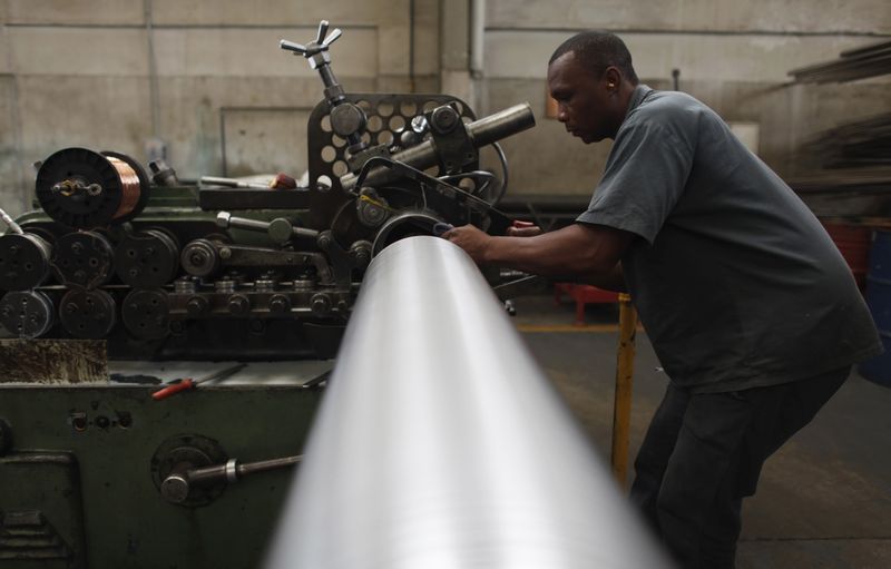 © Reuters. Operário trabalha em fábrica de tubos metálicos, em São Paulo, Brasil
20/04/2012
REUTERS/Nacho Doce