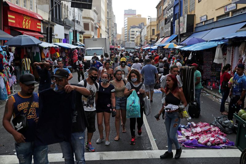 &copy; Reuters. Pessoas caminham na rua 25 de Março, no centro de São Paulo 
21/12/2020
REUTERS/Amanda Perobelli