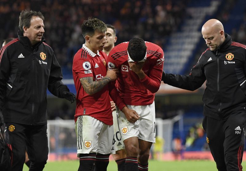 &copy; Reuters. Foto de archivo del defensor del Manchester United Raphael Varane saliendo lesionado en el partido con Chelsea en Stamford Bridge
 Oct  22, 2022  
REUTERS/Tony Obrien 