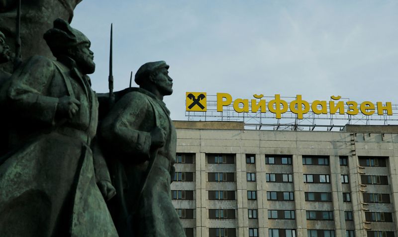 &copy; Reuters. FOTO DE ARCHIVO. El logo del Banco Raiffeisen en lo alto de un edificio, detrás de un fragmento de una estatua del fundador del estado soviético Vladimir Lenin, en Moscú, Rusia. 14 de junio de 2016. REUTERS/Maxim Shemetov