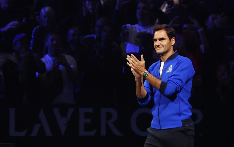 &copy; Reuters. Foto de archivo de Roger Federer saliendo a la cancha en un partido por la Laver Cup 
Action Images via Reuters/Andrew Boyers
Sep 24, 2022
