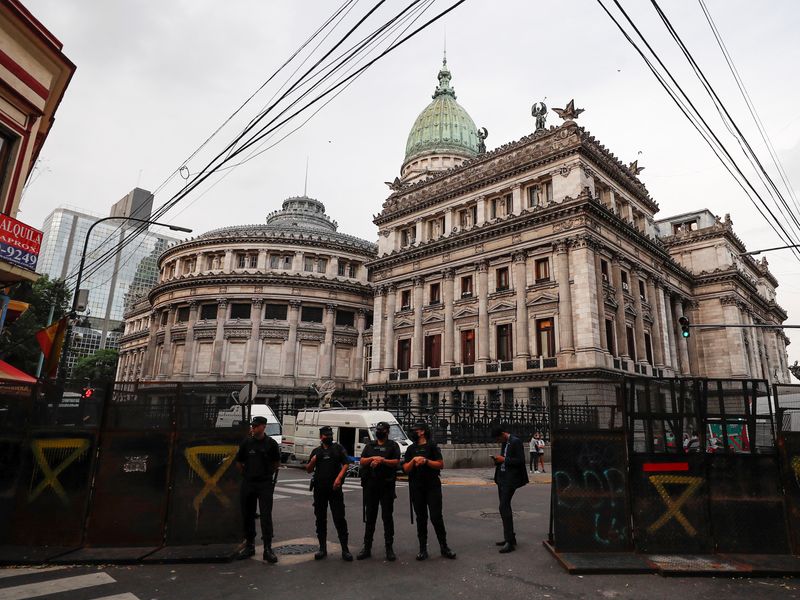 &copy; Reuters. FILE PHOTO: Police officers stand in front of the National Congress as the senate debates the government's agreement with the International Monetary Fund (IMF), in Buenos Aires, Argentina March 17, 2022. REUTERS/Agustin Marcarian