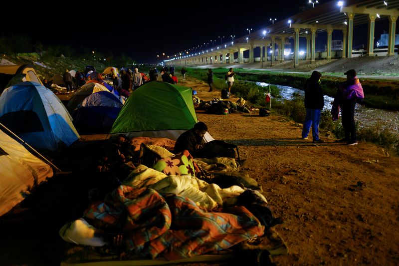 &copy; Reuters. Venezuelan migrants, some expelled from the U.S. to Mexico under Title 42 and others who have not yet crossed after the new immigration policies, camp on the banks of the Rio Bravo river, in Ciudad Juarez, Mexico October 25, 2022. REUTERS/Jose Luis Gonzal