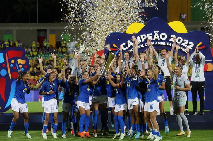 &copy; Reuters. Jul 30, 2022 
Foto de archivo de la selección femenina de Brasil celebrado tras ganar la Copa America 
REUTERS/Amanda Perobelli 