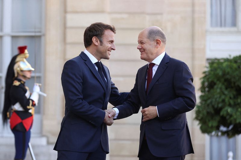 &copy; Reuters. El presidente francés Emmanuel Macron recibe al canciller alemán Olaf Scholz antes de una reunión en el Palacio del Elíseo en París, Francia, 26 de octubre de 2022.     REUTERS/BPA/Ronny Hartmann