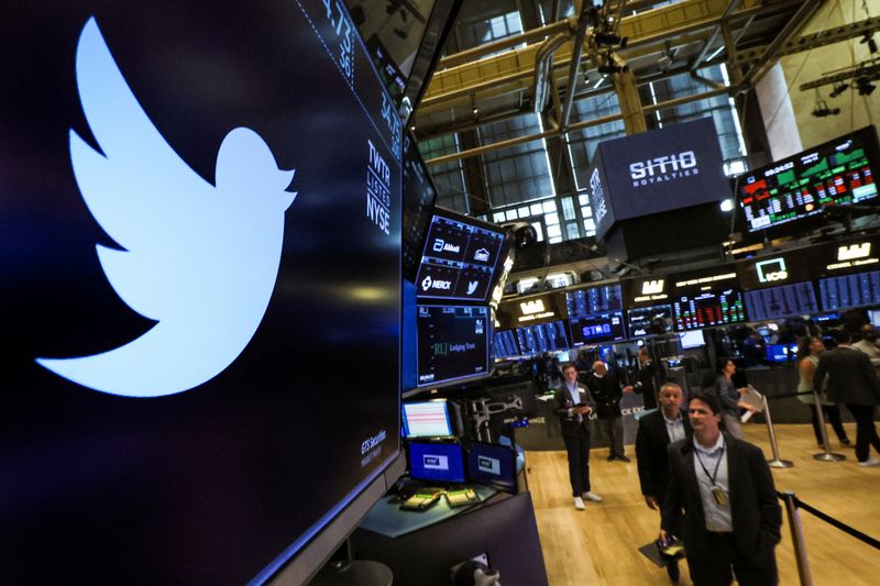 &copy; Reuters. Logotipo e o símbolo de negociação do Twitter são exibidos em uma tela no piso da Bolsa de Valores de Nova York (NYSE), em Nova York, EUA. 11/07/2022.  REUTERS/Brendan McDermid
