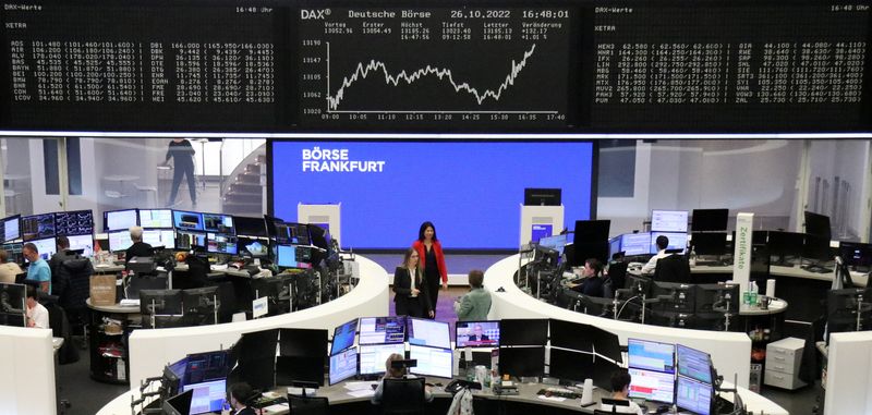 &copy; Reuters. Le graphique de l'indice des prix des actions allemandes DAX est photographié à la bourse de Francfort. /Photo prise le 26 octobre 2022/REUTERS/Staff