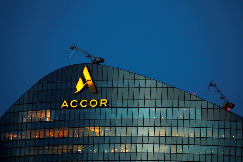&copy; Reuters. Photo d'archives :  Le logo de l'opérateur hôtelier français AccorHotels est visible au sommet du siège de la société près de Paris. /Photo prise le 17 fevrier 2021/REUTERS/Gonzalo Fuentes