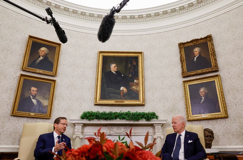 &copy; Reuters. الرئيس الأمريكي جو بايدن والرئيس الإسرائيلي إسحق هرتزوج في البيت الأبيض بواشنطن يوم الأربعاء. تصوير: جوناثان إرنست - رويترز