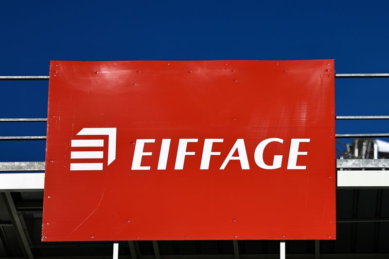&copy; Reuters. Le logo du groupe de construction français Eiffage est visible sur un chantier à Paris. /Photo prise le 24 octobre 2021/REUTERS/Sarah Meyssonnier