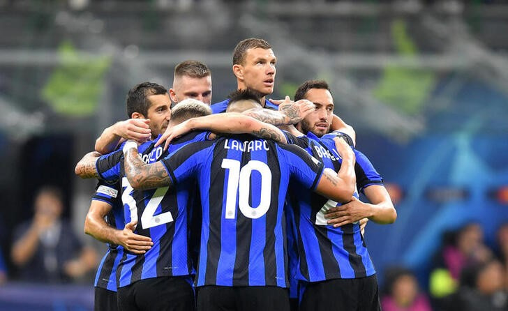 &copy; Reuters. Oct 26, 2022  
Foto del miércoles del delantero del Inter de Milan  Edin Dzeko celebrando tras marcar ante el Plzen. 
REUTERS/Daniele Mascolo