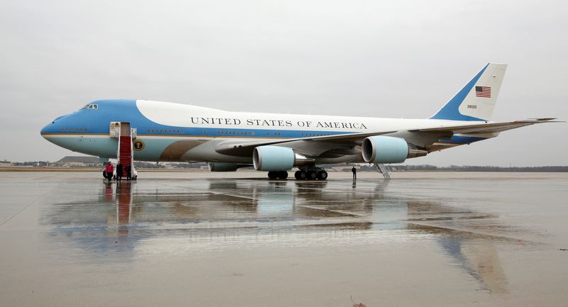 &copy; Reuters. FILE PHOTO: Air Force One sits on the tarmac at Joint Base Andrews in Maryland U.S. December 6, 2016, the same morning that U.S. President-elect Donald Trump urged the government to cancel purchase of Boeing's new Air Force One plane saying it was "ridicu