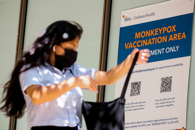 &copy; Reuters. Foto de archivo ilustrativa de una mujer llegando a un centro de vacunación para la virual del mono en Nueva York 
Ago 15, 2022.  REUTERS/Brendan McDermid/