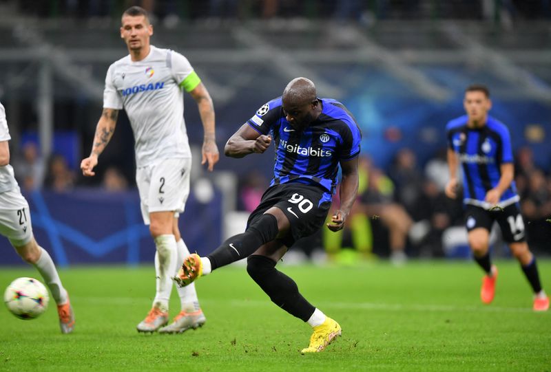 &copy; Reuters. Romelu Lukaku marca o quarto gol da Inter contra o Viktoria Plzen na Liga dos Campeões. REUTERS/Daniele Mascolo