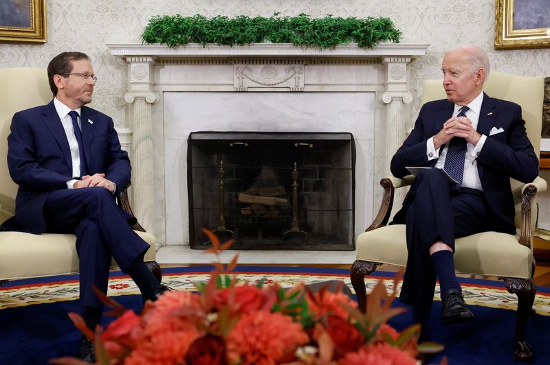 &copy; Reuters. バイデン米大統領（写真右）とイスラエルのヘルツォグ大統領（左）は２６日、ホワイトハウスで会談し、イランの核開発プログラムやイランによるロシアへの兵器供給疑惑などについて協
