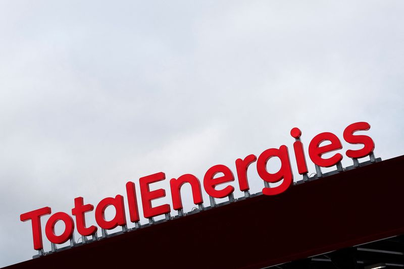 &copy; Reuters. شعار توتال إنرجيز فوق محطة وقود في فرنسا يوم 5 أكتوبر تشرين الأول 2022. رويترز