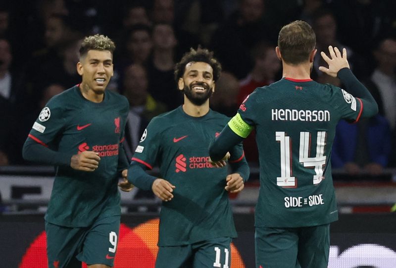 &copy; Reuters. Os jogadores do Liverpool comemoram o primeiro gol da equipe contra o Ajax pela Liga dos Campeões. REUTERS/Piroschka Van De Wouw