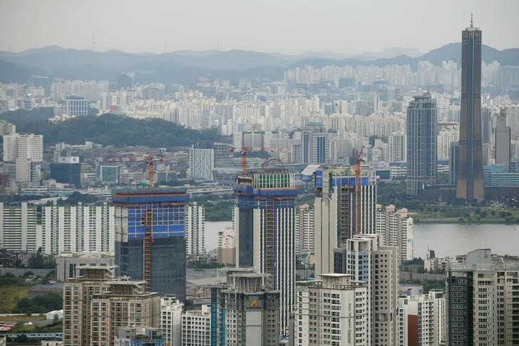 &copy; Reuters. 　韓国銀行（中央銀行）が２７日発表した第３・四半期のＧＤＰ速報値は季節調整済みで前期比０．３％増と、伸び率は１年ぶりの低水準に鈍化した。写真はソウルで建設中の集合住宅。２