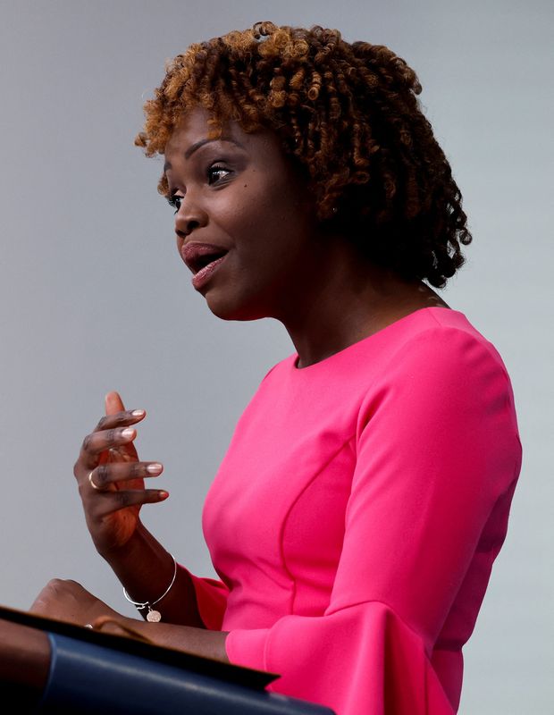 &copy; Reuters. A secretária de Imprensa da Casa Branca, Karine Jean-Pierre, em pronunciamento diário em Washington. REUTERS/Jonathan Ernst