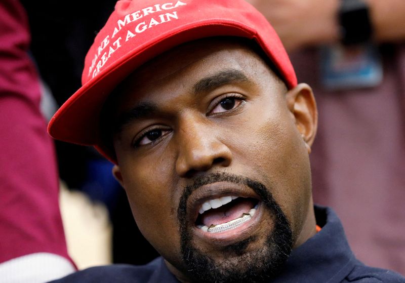 &copy; Reuters. Imagem de arquivo: O cantor Kanye West durante reunião com o ex-presidente norte-americano Donald Trump em Washington. REUTERS/Kevin Lamarque/Arquivo