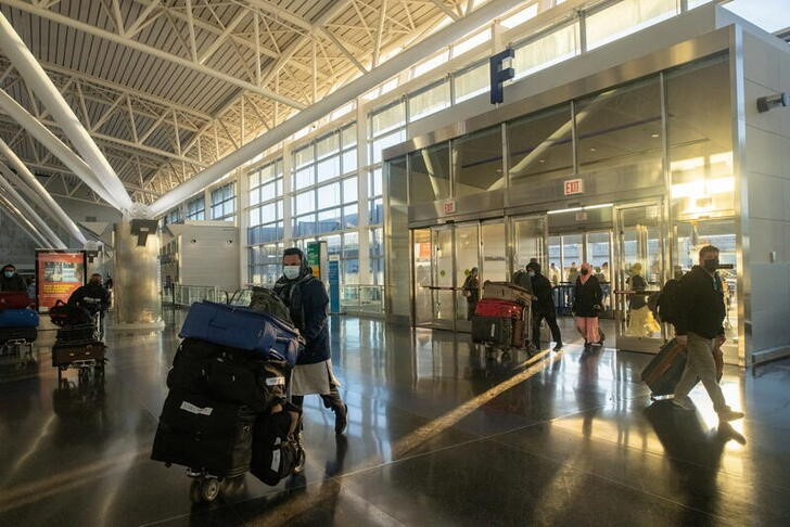&copy; Reuters. 　１０月２６日、米連邦航空局（ＦＡＡ）は、２０２０年３月に新型コロナウイルスのパンデミックのため一部主要空港に導入した国際旅客便の発着枠使用要件の一時的免除措置を終了する