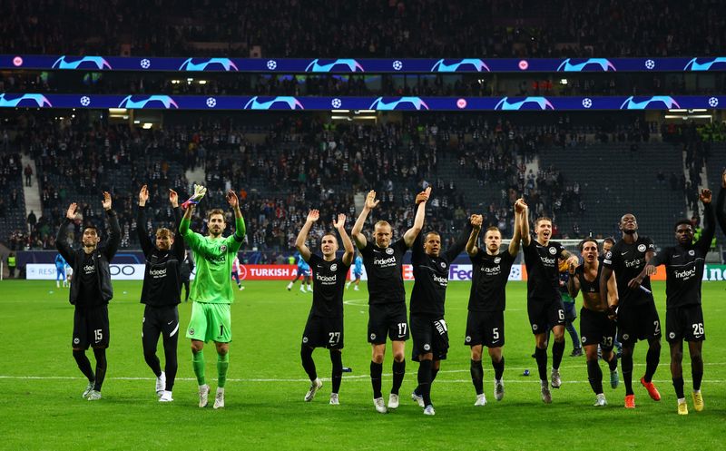 &copy; Reuters. 　サッカーの欧州ＣＬは２６日、各地で１次リーグの試合を行い、Ｄ組でアイントラハト・フランクフルトがマルセイユに２─１で勝利した。写真は勝利を喜ぶフランクフルトの選手たち、