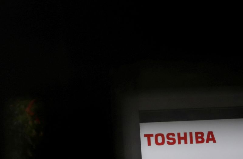 &copy; Reuters. FILE PHOTO: The Toshiba logo is pictured at Toshiba Corp's annual general meeting with its shareholders in Tokyo, Japan, June 25, 2021.  REUTERS/Kim Kyung-Hoon/File Photo