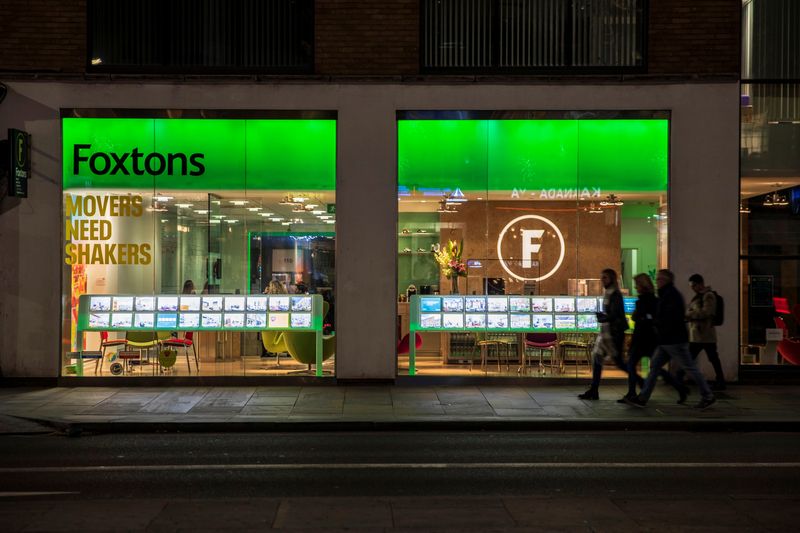 &copy; Reuters. FILE PHOTO: People walk past a branch of Foxtons estate agents in Islington, London, Britain, December 10, 2021. Picture taken December 10, 2021. REUTERS/May James/File Photo