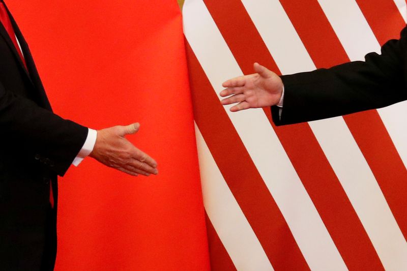 &copy; Reuters. FOTO DE ARCHIVO: El expresidente de Estados Unidos, Donald Trump, y el presidente de China, Xi Jinping, se dan la mano tras hacer declaraciones conjuntas en el Gran Salón del Pueblo en Pekín, China, 9 de noviembre de 2017. REUTERS/Damir Sagolj