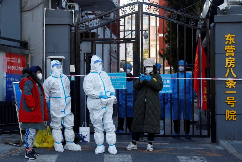 &copy; Reuters. FOTO DE ARCHIVO: Personal de seguridad con trajes de protección en la puerta de un complejo residencial bajo confinamiento mientras continúan los brotes de la enfermedad del coronavirus (COVID-19) en Pekín, 22 de octubre de 2022. REUTERS/Thomas Peter