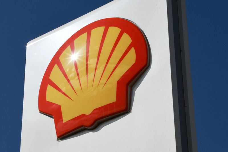 © Reuters. FILE PHOTO: A view shows a board with the logo of Shell at the company's fuel station in Saint Petersburg, Russia May 6, 2022. REUTERS/Anton Vaganov/File Photo