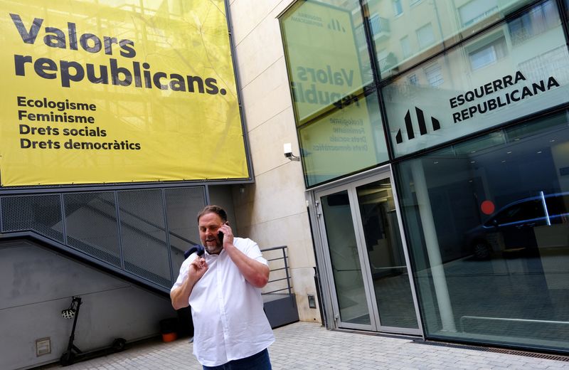 &copy; Reuters. President of Republican Left Party (ERC) of Catalonia, Oriol Junqueras talks on his mobile phone after an interview with Reuters at headquarters of ERC in Barcelona, Spain, October 25, 2022. The banner reads “Republican values“. REUTERS/Nacho Doce