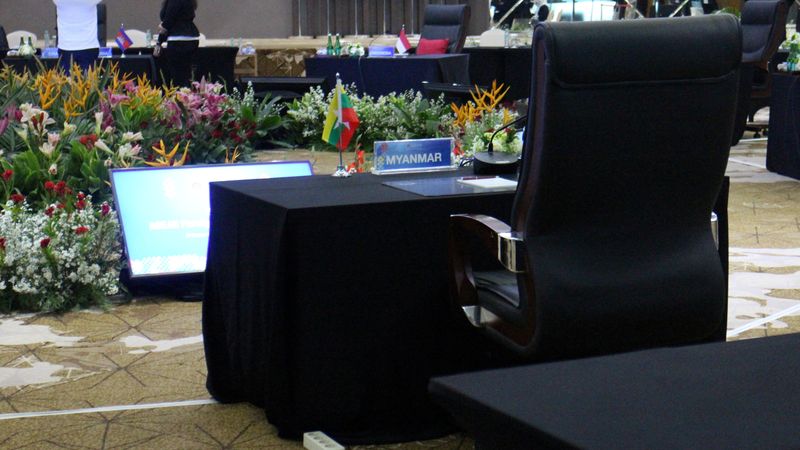 © Reuters. A seat for Myanmar's delegation is seen empty prior to the meeting of Southeast Asian foreign ministers at the Association of Southeast Asian Nations (ASEAN) secretariat in Jakarta, Indonesia, October 27, 2022. Yvette Elizabeth Tanamal/Pool via REUTERS