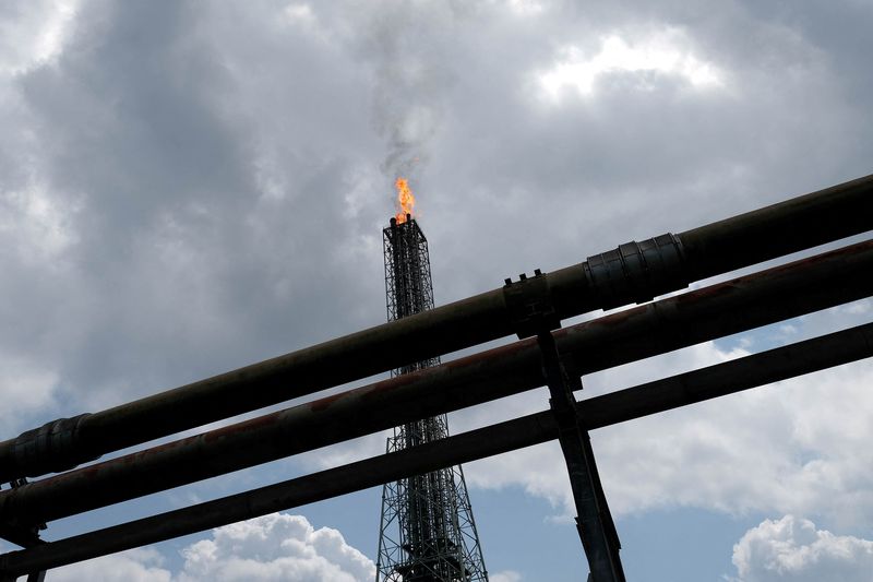 &copy; Reuters. FILE PHOTO: A view shows a tower flaring gas at an LNG processing plant operated by Shell and others in Bonny Island, in Rivers state, Nigeria June 21, 2017. Picture taken June 21, 2017. REUTERS/Paul Carsten/File Photo
