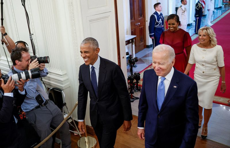 &copy; Reuters. FILE PHOTO: U.S. President Joe Biden and Jill Biden host former U.S. President Barack Obama and Michelle Obama for the unveiling of their official White House portraits in the East Room of the White House, in Washington, U.S., September, 7, 2022. REUTERS/