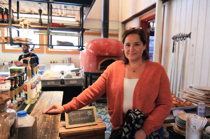 &copy; Reuters. Manuela Teixeira, who runs six businesses in Old Chelsea village, stands at the counter of her cafe Biscotti & Cie, which she says faces a dire labor shortage, in Old Chelsea, Quebec, Canada, October 3, 2022.  REUTERS/Julie Gordon