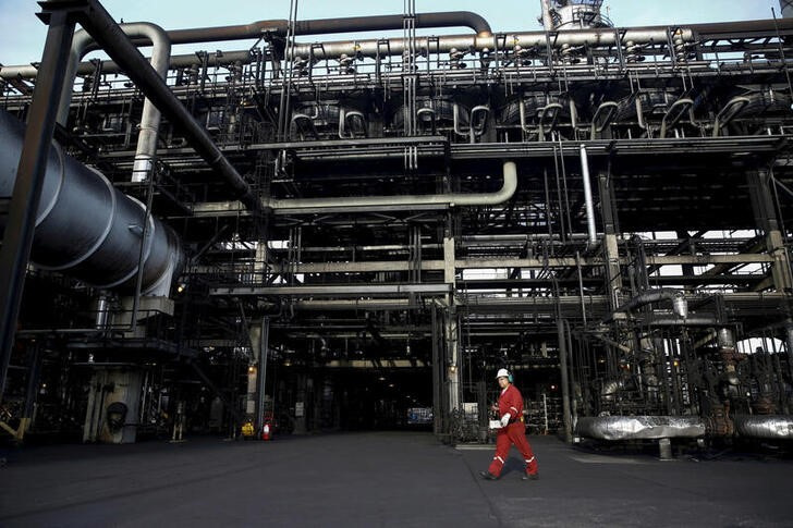 &copy; Reuters. Imagen de archivo de un trabajador petrolero caminando junto a oleoductos en el complejo industrial de PDVSA de José Antonio Anzoategui, en el estado de Anzoategui, Venezuela.