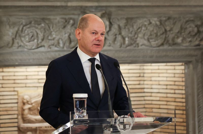 &copy; Reuters. FILE PHOTO: Greek Prime Minister Kyriakos Mitsotakis (not pictured) and German Chancellor Olaf Scholz hold a news conference at the Maximos Mansion in Athens, Greece October 27, 2022. REUTERS/Louiza Vradi