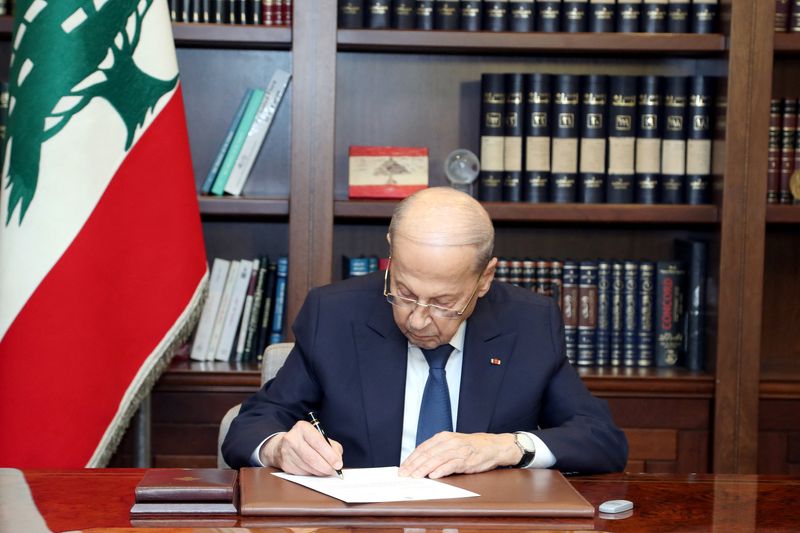 &copy; Reuters. الرئيس اللبناني ميشال عون يوقع رسالة في قصر بعبدا يوم الخميس. صورة حصلت عليها رويترز من دالاتي نوهرا.