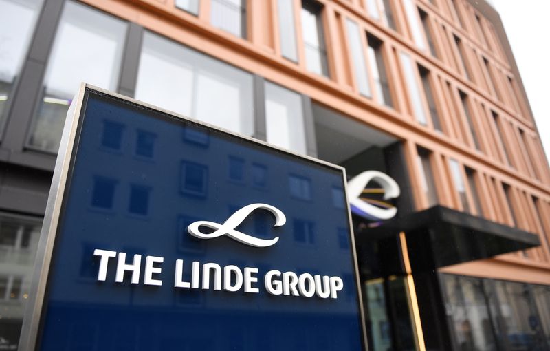 &copy; Reuters. FILE PHOTO: Linde Group logo is seen at company building before the annual news conference in Munich, Germany March 9, 2017. REUTERS/Lukas Barth