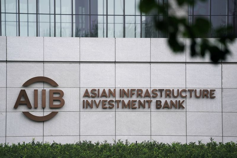 &copy; Reuters. 中国が主導する国際開発金融機関、アジアインフラ投資銀行（ＡＩＩＢ）は、現在の世界的なエネルギー危機の中でパニックに陥り、新たな化石燃料発電所の建設に乗り出さないよう各国政