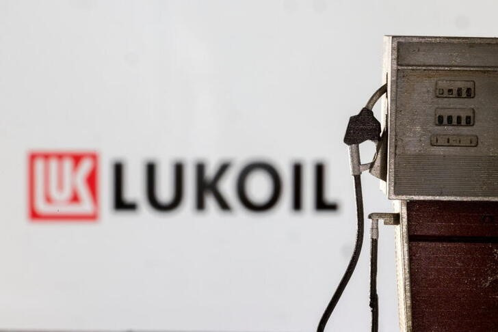 &copy; Reuters. Un modello di pompa di benzina davanti al logo LUKOIL in questa illustrazione del 25 marzo 2022. REUTERS/Dado Ruvic/Illustrazione